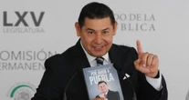 Gobernador poblano ataca periodistas y responde a las quejas con manotazos y censura