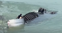 VIDEO ¬ Pobladores saquean tráiler que cayó a un río en Tabasco; el conductor murió
