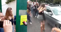 VIDEO ¬ Grupo estalla contra "Lady Racista"; le arrojan agua al salir de su audiencia
