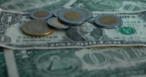 Peso llega a 18.34 unidades por dólar, su mejor nivel en 14 meses; BMV rompe récord