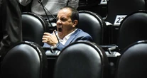 VIDEO ¬ Cuauhtémoc Blanco juega pádel durante una sesión legislativa a distancia
