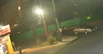 VIDEO ¬ Hombre llega a Oxxo de NL en pleno asalto; al huir, ladrón dispara y lo mata