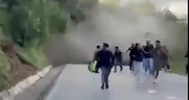 VIDEO ¬ Así fue el derrumbe en la carretera Ixtapan-Coatepec Harinas; hay 5 heridos