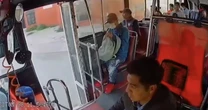 VIDEO ¬ Ladrones roban con violencia a pasajeros de camión en Puebla y causan pánico