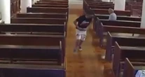 VIDEO ¬ Sujeto roba celular a adulto mayor que se quedó dormido en una iglesia de NL
