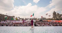 FOTOGALERÍA ¬ Más de 400 mil arropan a CSP en el Zócalo por su primer año de Gobierno