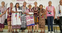 Sheinbaum entrega apoyos a mujeres indígenas. "Eran las más olvidadas; ya no", afirma