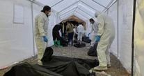 Deudos buscan a sus muertos entre los cuerpos hallados en crematorio de Juárez