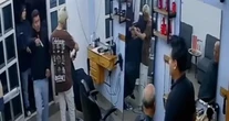 VIDEO ¬ Hombres armados asaltan barbería en Puebla y roban su camioneta a la dueña