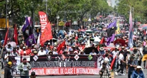 VIDEOS ¬ Riña entre encapuchados y policías de CdMx empaña marcha por Día del Trabajo