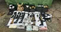 Fuerzas Armadas incautan 10 vehículos y armas en guarida de "El Barbas" en Michoacán