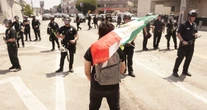 La Bandera de México ondea por todo EU, durante las protestas. ¿Es una buena idea?