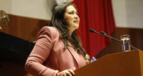 Senadora de Morena propone cancelar visa o residencia a extranjeros que discriminen