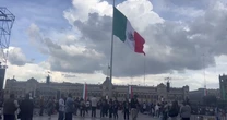 CRÓNICA ¬ Mexicanos de todas partes colman el Zócalo para acompañar a su Presidenta