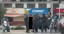 Policías de Oaxaca exhiben a una mujer desnuda en las calles; defensoría ya investiga