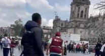 VIDEOS ¬ Comerciantes y autoridades chocan en el Zócalo por instalación de puestos
