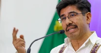 Rosa Icela pide a Aguilar que no haga caso a discriminación; pueblo lo hizo Ministro