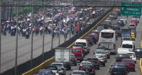 VIDEOS y FOTOS ¬ La ira de los maestros alcanza a viajeros: bloquean accesos al AICM