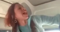 VIDEO ¬ "¡Ya bájese!": Una mujer insulta y agrede a pasajeros; la llaman “Lady Combi”