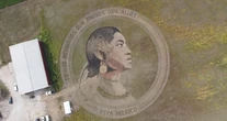 Artista crea una obra en un campo de EU en homenaje a las mujeres indígenas de México
