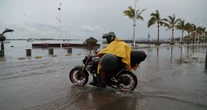 Gobierno de Baja California Sur suspende clases y labores por el Huracán "Lorena"
