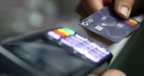 ¿Te han cobrado comisión al pagar con tu tarjeta? La Profeco explica cómo denunciarlo