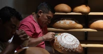Oaxaqueño en Los Ángeles reinventa pan de muerto en homenaje a sus raíces y hace arte