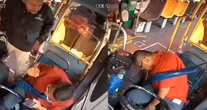 VIDEO FUERTE ¬ Hombre golpea a un conductor de transporte público y lo deja en coma