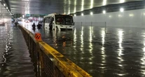 VIDEOS ¬ Microbús queda varado por lluvias en Tlalpan; policías rescatan a pasajeros