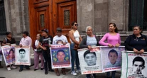 Padres de Ayotzinapa expresan decepción tras reunión con Sheinbaum; reclaman avances