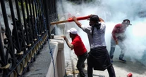 Encapuchados radicalizan protesta de la CNTE; Segob pide mantener diálogo pacífico