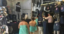 VIDEO ¬ Tres mujeres señaladas de robar son rapadas y desnudadas en Puebla