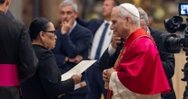 VIDEO ¬ Rosa Icela entrega a León XIV invitación de Sheinbaum para visitar el país