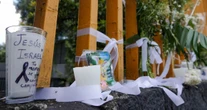 Con flores, velas y coronas, dan el último adiós a estudiante del CCH Sur en Veracruz