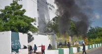 Normalistas queman vehículos en Palacio de Justicia de Iguala en protesta por los 43