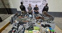 Fuerzas Armadas ejecutan 2 cateos en Nuevo León; aseguran un arsenal y detienen a 3