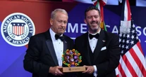 Opositores mexicanos pagan boleto de cena con Ron Johnson, donde hablan mal de México