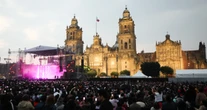 FOTOS ¬ Lupita D'Alessio deleita a más de 100 mil personas en el Zócalo de la CdMx