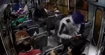 VIDEO ¬ Delincuentes asaltan camión de pasajeros en Puebla; lesionan a una persona
