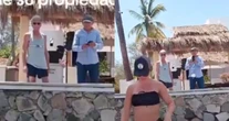 VIDEO ¬ Grupo de turistas agrede a familia mexicana en playa de Manzanillo, Colima