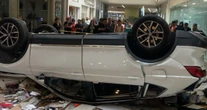 VIDEO ¬ Automóvil cae desde el tercer piso de la Plaza Lilas en Miguel Hidalgo, CdMx