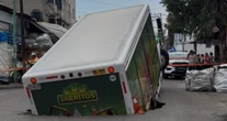 VIDEO ¬ Camión de refrescos cae en socavón de 8 metros en Iztapalapa; no hay heridos