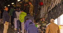 Carlos y Alejandro, mexicanos, están en el Alligator Alcatraz por una infracción