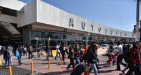 Presuntos normalistas bloquean la Central del Norte, retienen camiones y salen en uno