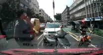 VIDEO ¬ Motociclista choca contra un taxi, golpea al conductor y escapa como si nada