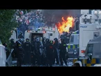 Affrontements alors que la police utilise des canons à eau près de Belfast