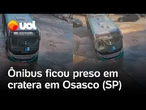 Tubulação rompida causa alagamento, buraco e deixa ônibus atolado em Osasco; veja vídeo
