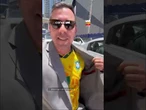 Com camisa do Brasil e óculos, cachorro rouba a cena antes de jogo da Seleção