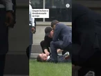 Se desploma en directo mientras espera el encuentro de Trump y el presidente de Sudáfrica #Desploma