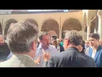 SALVINI contestato sbotta con la sicurezza: "Non è possibile che arrivino a 5 metri da me!"